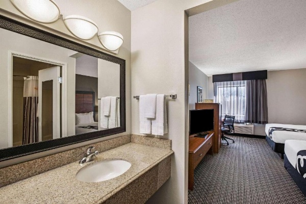 La Quinta Inn & Suites by Wyndham Little Rock North - Mccain Mall image 23