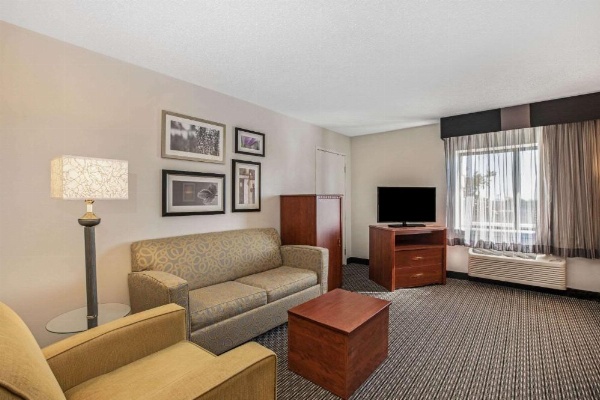La Quinta Inn & Suites by Wyndham Little Rock North - Mccain Mall image 27