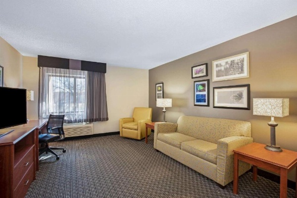 La Quinta Inn & Suites by Wyndham Little Rock North - Mccain Mall image 29