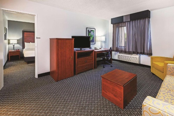 La Quinta Inn & Suites by Wyndham Little Rock North - Mccain Mall image 8